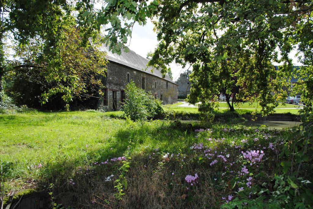 Bed and Breakfast Le Manoir De La Vieille Douve Bourg-d'Ire Екстер'єр фото
